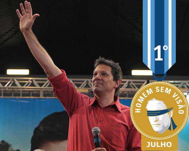 Fernando Haddad conquista o troféu de julho e dedica a vitória à primeira-dama
