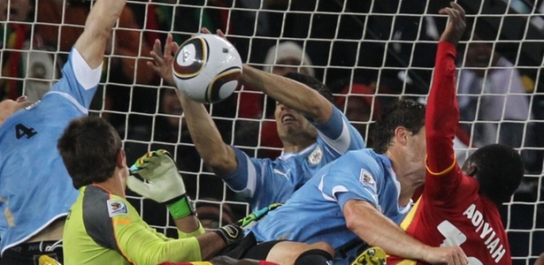 luis-suarez-tira-bola-com-a-mao-no-ultimo-lance-da-prorrogacao-entre-uruguai-e-gana-1278106294593_615x300