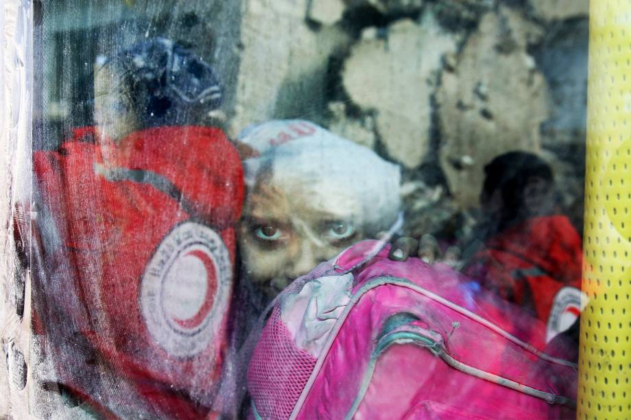 Garota é vista dentro de ônibus, durante evacuação de moradores no leste de Alepo, na Síria - 18/12/2016