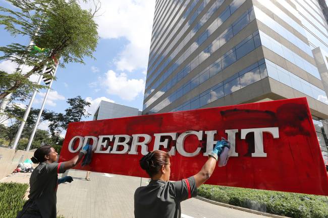 Funcionários fazem multirão para limpeza da sede Funcionários fazem multirão para limpeza da sede da Odebrecht