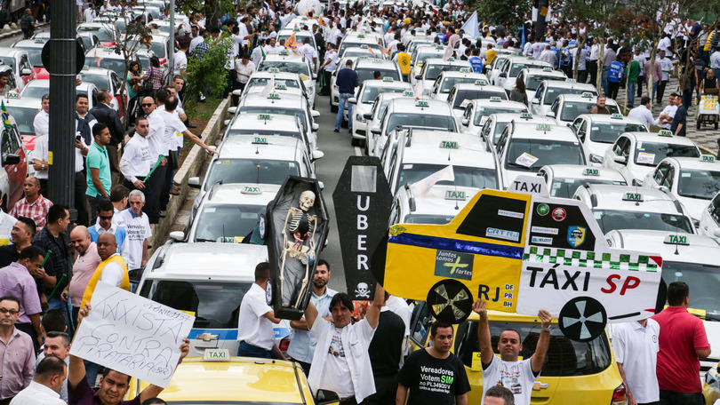 Por taxistas armados