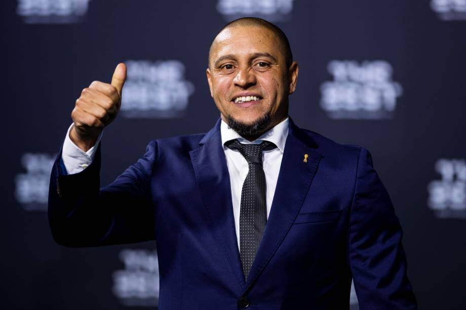 O ex-jogador Roberto Carlos chega para o Prêmio de Melhor do Mundo da Fifa, na Suíça