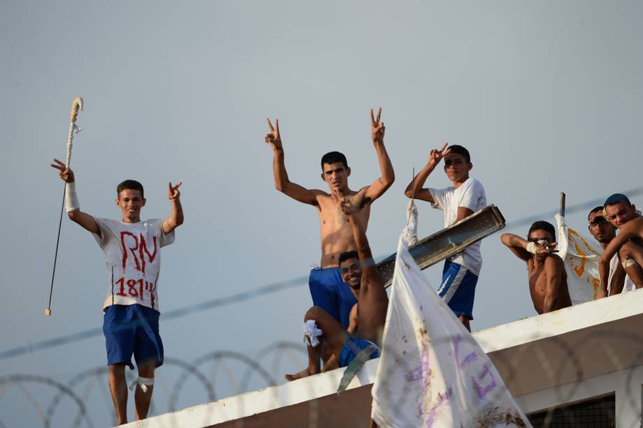 Movimentação no presidio de Alcaçuz, na cidade Nísia Floresta, durante o 5º dia de rebelião na maior penitenciária do RN, nesta quarta-feira (18)