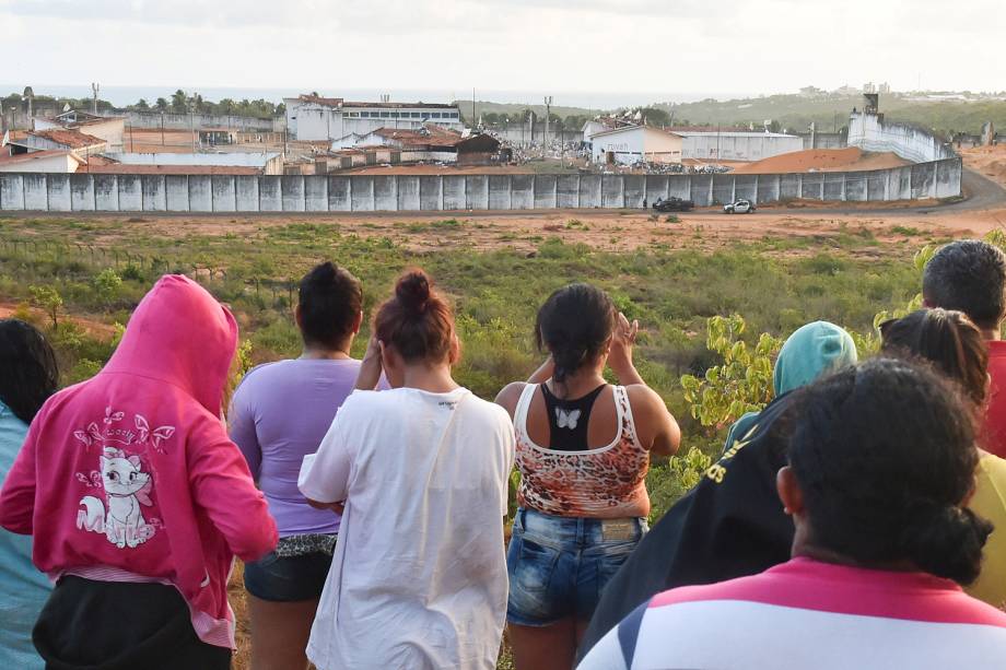 Movimentação no presidio de Alcaçuz, na cidade Nísia Floresta, durante o 5º dia de rebelião na maior penitenciária do RN, nesta quarta-feira (18)