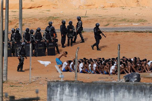 Policiais do Bope, Tropa de Choque e o Grupo de Operações Especiais (GOE) da Secretaria de Justiça (Sejuc) iniciam uma intervenção na Penitenciária Estadual de Alcaçuz, em Nísia Floresta (RN) - 24/01/2017 Policiais do Bope, Tropa de Choque e o Grupo de Operações Especiais (GOE) da Secretaria de Justiça (Sejuc) iniciam uma intervenção na Penitenciária Estadual de Alcaçuz, em Nísia Floresta (RN) - 24/01/2017