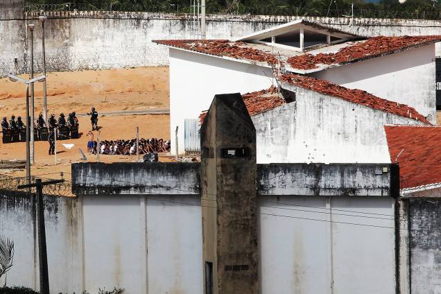 Policiais do Bope, Tropa de Choque e o Grupo de Operações Especiais (GOE) da Secretaria de Justiça (Sejuc) iniciam uma intervenção na Penitenciária Estadual de Alcaçuz, em Nísia Floresta (RN) - 24/01/2017 Policiais do Bope, Tropa de Choque e o Grupo de Operações Especiais (GOE) da Secretaria de Justiça (Sejuc) iniciam uma intervenção na Penitenciária Estadual de Alcaçuz, em Nísia Floresta (RN) - 24/01/2017