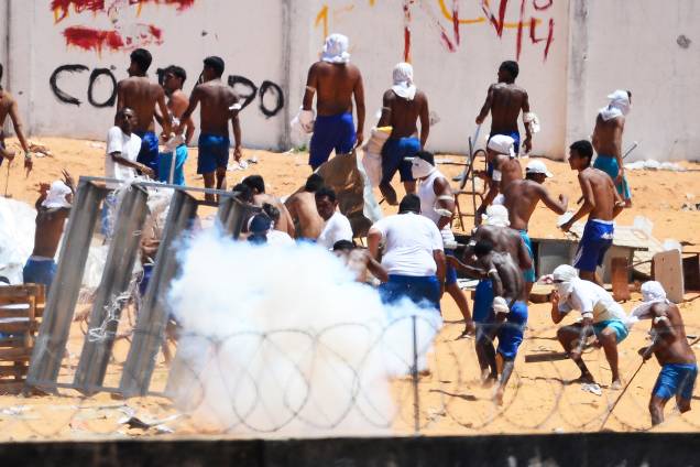 Presos da Penitenciária Estadual de Alcaçuz, em Nísia Floresta (RN), entram em batalha campal no sexto dia de rebelião - 19/01/2017 Presos da Penitenciária Estadual de Alcaçuz, em Nísia Floresta (RN), entram em batalha campal no sexto dia de rebelião - 19/01/2017