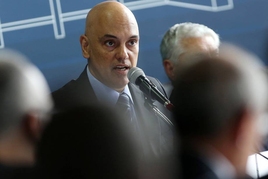 O ministro da Justiça e Cidadania, Alexandre de Moraes e os presidentes dos Colégios de Secretários de Justiça e Assuntos Penitenciários, Lourival Gomes (SP) e de Segurança Pública, Jeferson Portela (MA), se reúnem com os secretários de todos os estados e do Distrito Federal, em Brasília (DF), nesta terça-feira (17), para discutir medidas imediatas para a crise do sistema penitenciário.