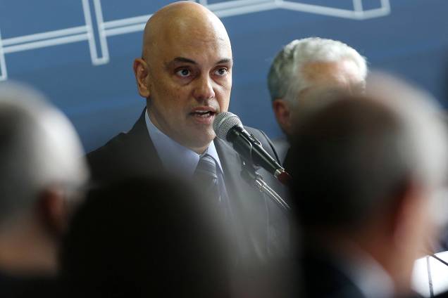 O ministro da Justiça e Cidadania, Alexandre de Moraes e os presidentes dos Colégios de Secretários de Justiça e Assuntos Penitenciários, Lourival Gomes (SP) e de Segurança Pública, Jeferson Portela (MA), se reúnem com os secretários de todos os estados e do Distrito Federal, em Brasília (DF), nesta terça-feira (17), para discutir medidas imediatas para a crise do sistema penitenciário. O ministro da Justiça e Cidadania, Alexandre de Moraes e os presidentes dos Colégios de Secretários de Justiça e Assuntos Penitenciários, Lourival Gomes (SP) e de Segurança Pública, Jeferson Portela (MA), se reúnem com os secretários de todos os estados e do Distrito Federal, em Brasília (DF), nesta terça-feira (17), para discutir medidas imediatas para a crise do sistema penitenciário.
