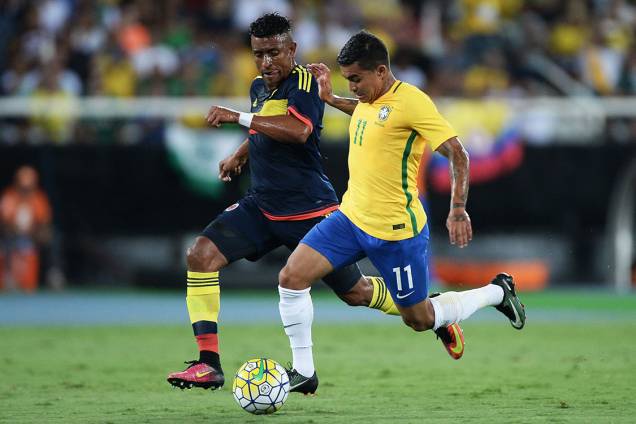 Disputa de bola durante o amistoso entre Brasil e Colômbia, em apoio às vítimas da tragédia do voo da Chapecoense, no Rio Disputa de bola durante o amistoso entre Brasil e Colômbia, em apoio às vítimas da tragédia do voo da Chapecoense, no Rio