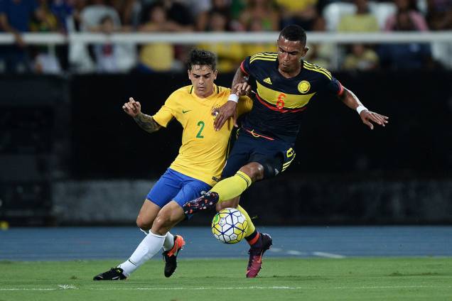 Disputa de bola durante o amistoso entre Brasil e Colômbia, em apoio às vítimas da tragédia do voo da Chapecoense, no Rio Disputa de bola durante o amistoso entre Brasil e Colômbia, em apoio às vítimas da tragédia do voo da Chapecoense, no Rio