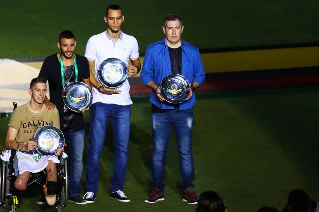 Os sobreviventes do acidente de Medellin, Jackson Follmann, Alan Ruschel, Neto e Rafael Henzel, são homenageados durante amistoso beneficente em apoio às vítimas da tragédia do voo da Chapecoense, no Rio Os sobreviventes do acidente de Medellin, Jackson Follmann, Alan Ruschel, Neto e Rafael Henzel, são homenageados durante amistoso beneficente em apoio às vítimas da tragédia do voo da Chapecoense, no Rio