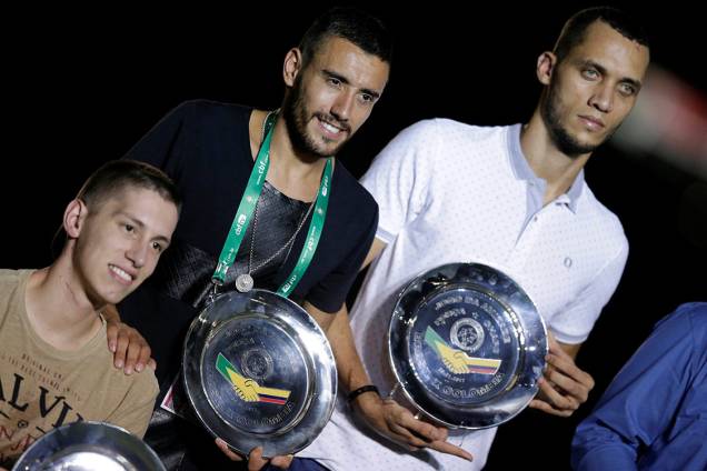 Os sobreviventes do acidente de Medellin, Jackson Follmann, Alan Ruschel e Neto, são homenageados durante amistoso beneficente em apoio às vítimas da tragédia do voo da Chapecoense, no Rio Os sobreviventes do acidente de Medellin, Jackson Follmann, Alan Ruschel e Neto, são homenageados durante amistoso beneficente em apoio às vítimas da tragédia do voo da Chapecoense, no Rio