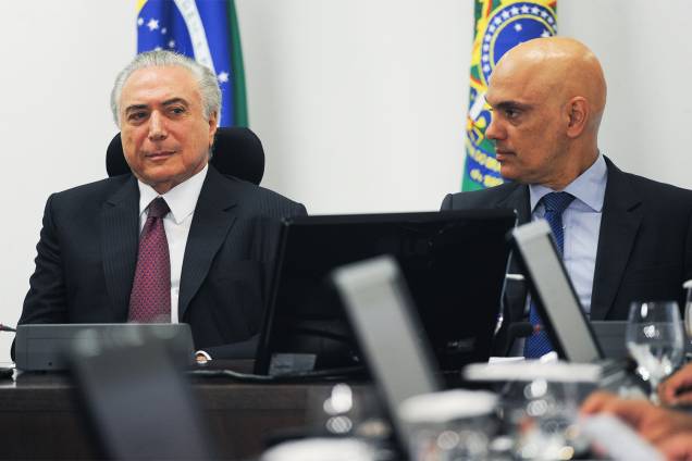 O presidente da República, Michel Temer e o Ministro da Justiça, Alexandre de Moraes, durante encontro com ministros no Palácio do Planalto, em Brasília (DF), para discutir sobre o Plano Nacional de Segurança - 05/01/2017 O presidente da República, Michel Temer e o Ministro da Justiça, Alexandre de Moraes, durante encontro com ministros no Palácio do Planalto, em Brasília (DF), para discutir sobre o Plano Nacional de Segurança - 05/01/2017