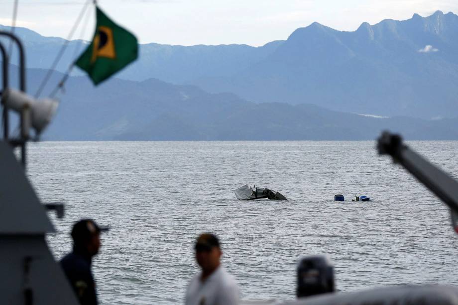 Equipes fazem buscas após acidente aéreo de avião prefixo PR-SOM, modelo Hawker Beechcraft King Air C90, em Paraty, no litoral sul do Rio, na manhã desta sexta-feira (20). O ministro do STF  Teori Zavascki, relator da Lava Jato, morreu no acidente.