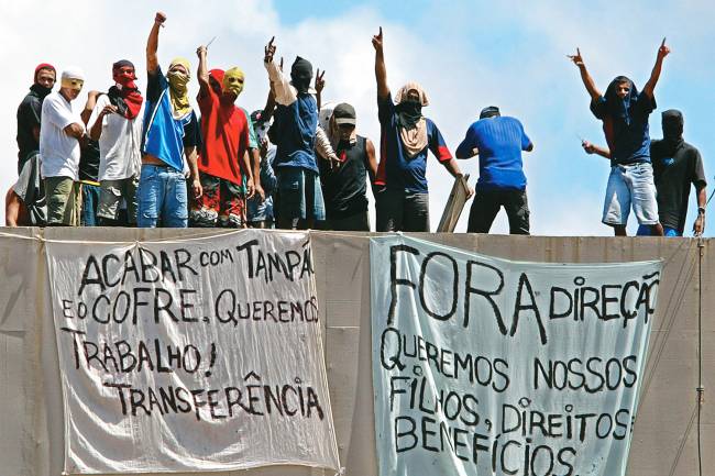 Rebeliões - Urso Branco Presos rebelados no telhado da Casa de Detenção José Mário Alves, conhecido como Urso Branco, onde um preso foi esquartejado e outro foi decapitado - 19/04/2004