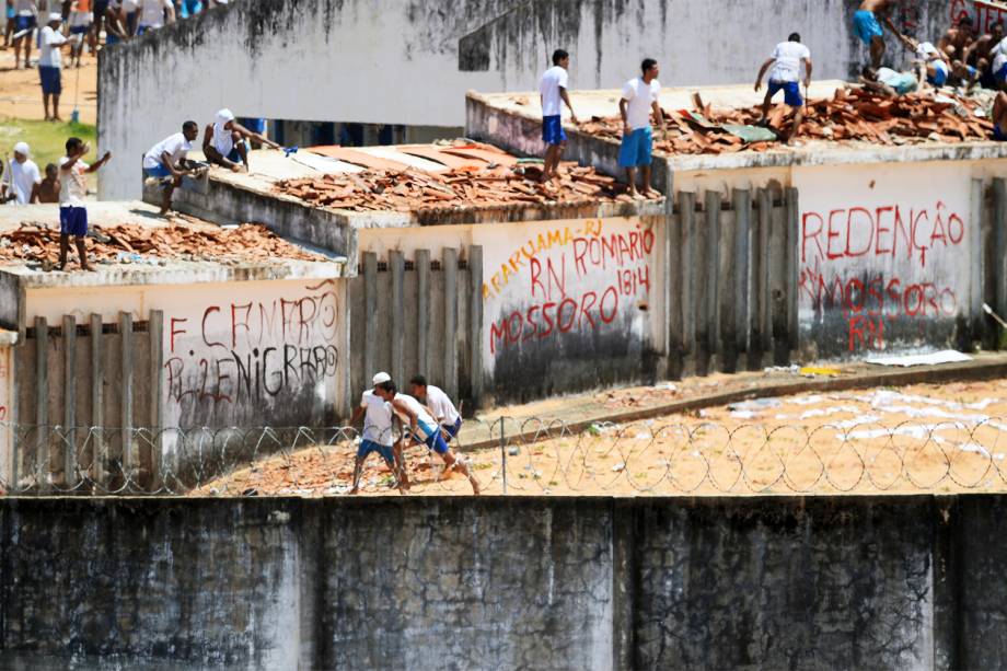 Presos da Penitenciária Estadual de Alcaçuz, em Nísia Floresta (RN), entram em batalha campal no sexto dia de rebelião - 19/01/2017