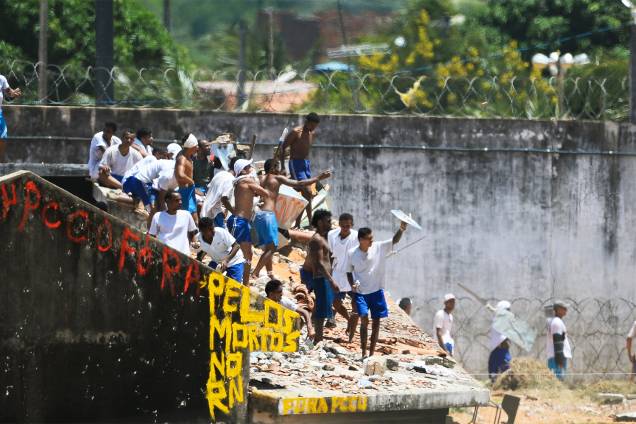 Presos da Penitenciária Estadual de Alcaçuz, em Nísia Floresta (RN), entram em batalha campal no sexto dia de rebelião - 19/01/2017 Presos da Penitenciária Estadual de Alcaçuz, em Nísia Floresta (RN), entram em batalha campal no sexto dia de rebelião - 19/01/2017