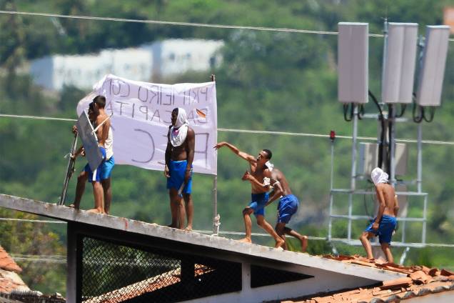 Presos da Penitenciária Estadual de Alcaçuz, em Nísia Floresta (RN), entram em batalha campal no sexto dia de rebelião - 19/01/2017 Presos da Penitenciária Estadual de Alcaçuz, em Nísia Floresta (RN), entram em batalha campal no sexto dia de rebelião - 19/01/2017