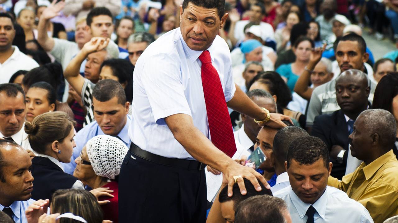 O pastor Valdemiro Santiago, fundador da Igreja Mundial do Poder de Deus, caminha entre fieis durante culto realizado em São Paulo (SP) - 03/04/2012