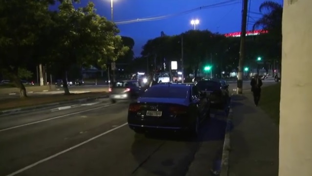 Carro do prefeito de São Paulo, João Doria, estava estacionado um pouco a frente da placa de proibido estacionar