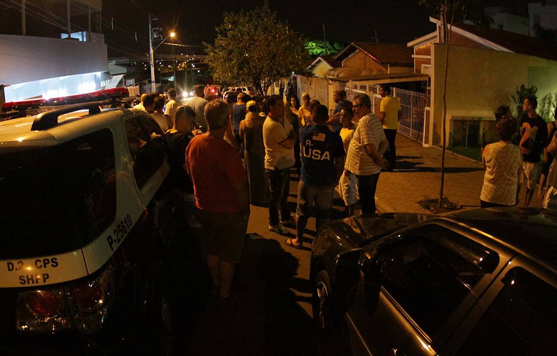 Pessoas se aglomeram em volta de casa onde houve assassinato de 13 pessoas da mesma família em Campinas, na noite de Reveillón