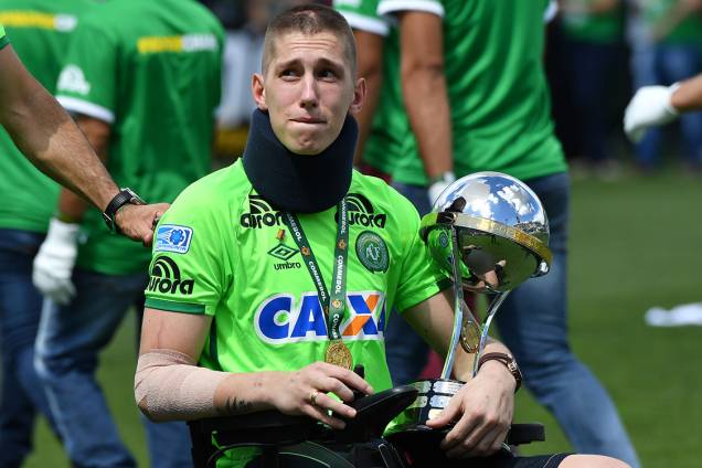 Jackson Follmann, um dos sobreviventes na tragédia em Medellin, segura a taça da Copa Sul-Americana antes do amistoso entre Chapecoense e Palmeiras, na Arena Condá em Chapecó Jackson Follmann, um dos sobreviventes na tragédia em Medellin, segura a taça da Copa Sul-Americana antes do amistoso entre Chapecoense e Palmeiras, na Arena Condá em Chapecó