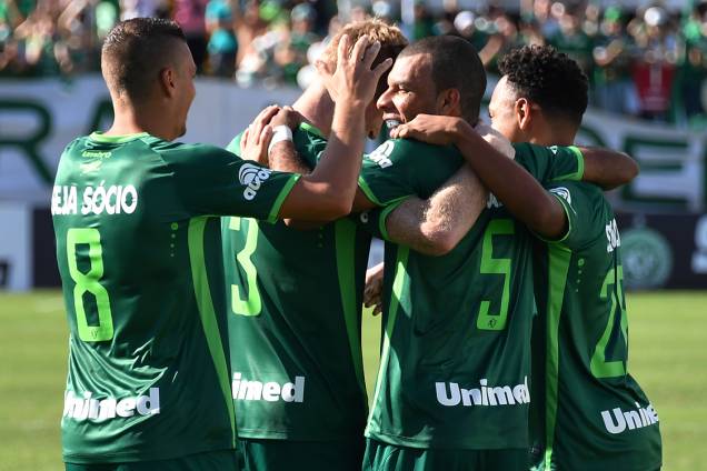 Jogadores da Chapecoense comemoram gol sobre o Palmeiras, durante amistoso na Arena Condá, em Chapecó Jogadores da Chapecoense comemoram gol sobre o Palmeiras, durante amistoso na Arena Condá, em Chapecó