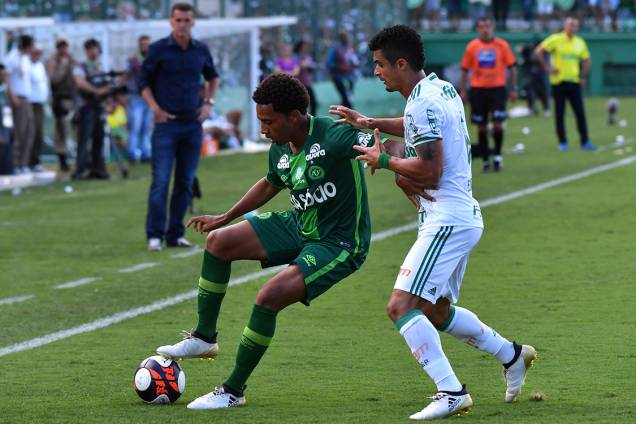 Disputa de bola durante amistoso entre Chapecoense e Palmeiras, na Arena Condá, em Chapecó Disputa de bola durante amistoso entre Chapecoense e Palmeiras, na Arena Condá, em Chapecó