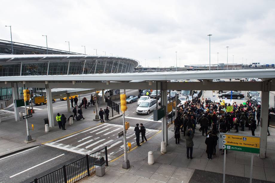 Manifestantes protestam no lado de fora do Terminal 4 do Aeroporto Internacional John F. Kennedy, contra o decreto do presidente Donald Trump para barrar a entrada de cidadãos de sete países muçulmanos nos Estados Unidos  - 28/01/2017