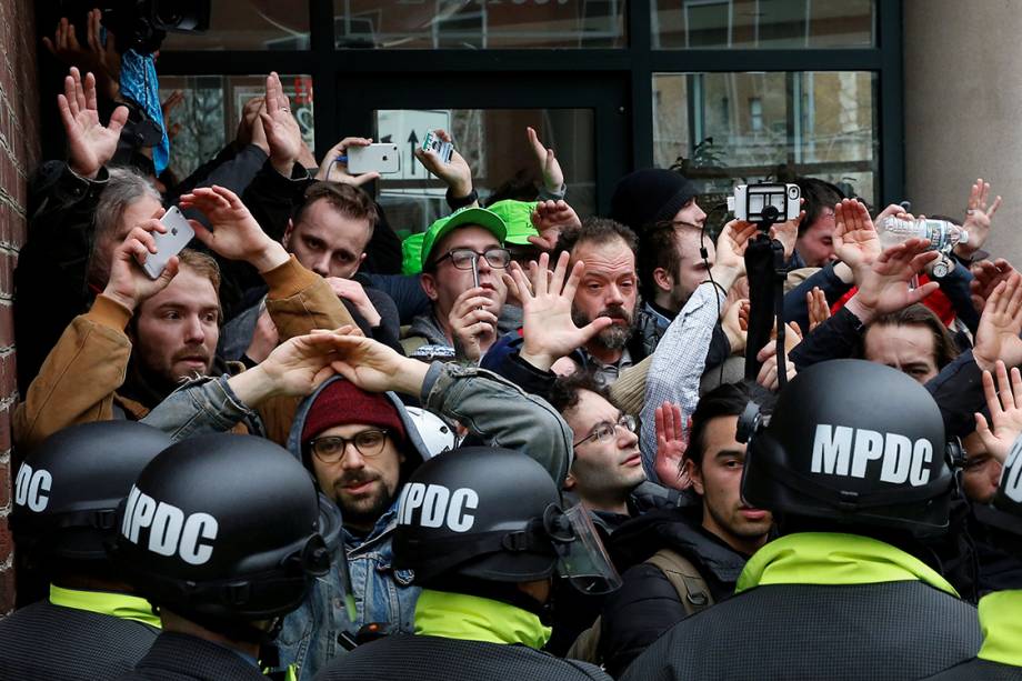 Manifestantes são cercados por policiais durante protesto contra o presidente eleito dos Estados Unidos, Donald Trump