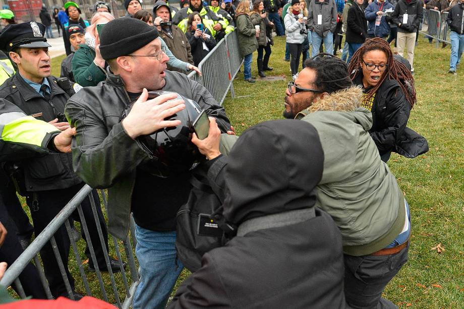 Manifestantes se reúnem para posse do presidente eleito dos Estados Unidos, Donald Trump, nesta sexta-feira (20), em Washington