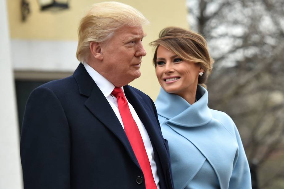 O presidente eleito, Donald Trump, chega acompanhado de sua mulher, Melania, à cerimônia de posse no Capitólio, em Washington