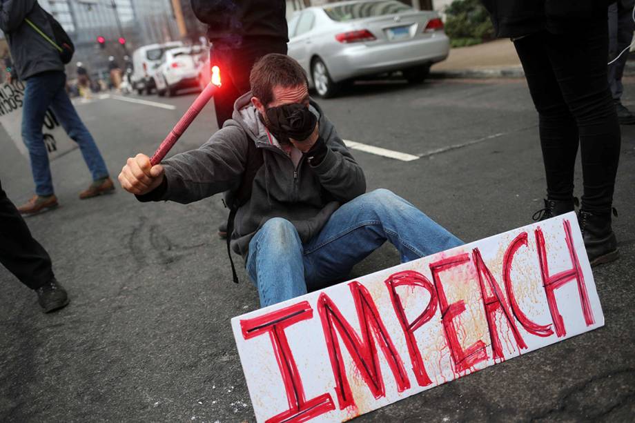 Manifestantes protestam contra o presidente eleito dos Estados Unidos, Donald Trump, em Washington