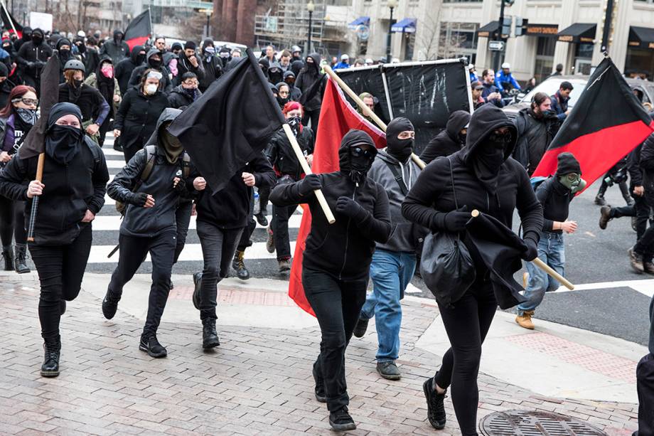 Manifestantes correm pelas ruas de Washington, durante a cerimônia de posse do presidente eleito dos Estados Unidos, Donal Trump