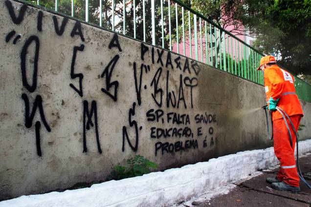 Funcionário da Prefeitura de São Paulo apaga pichação feita em muro da Avenida 23 de Maio - 29/01/2017 Funcionário da Prefeitura de São Paulo apaga pichação feita em muro da Avenida 23 de Maio - 29/01/2017