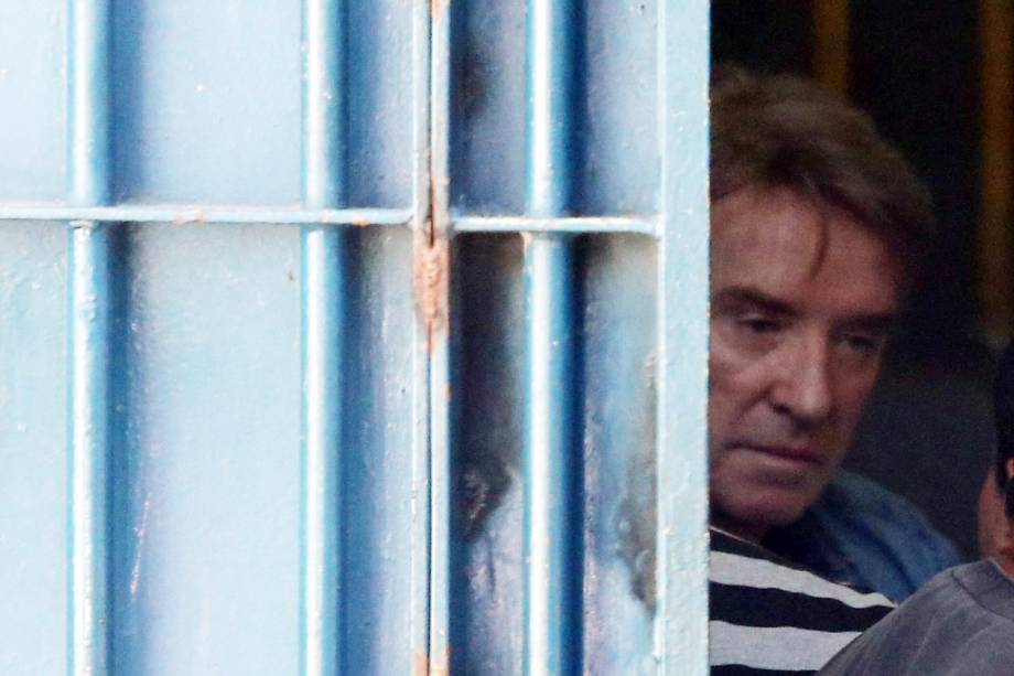 O empresário Eike Batista chega ao Presídio Ary Franco, em Água Santa, na zona norte do Rio de Janeiro, conduzido por policiais federais. Ele foi preso logo após desembarcar no Aeroporto Internacional Tom Jobim (Galeão), vindo de Nova York (EUA) - 30/01/2017