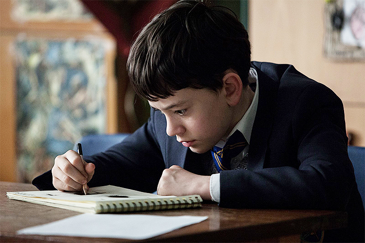 Conor (Lewis MacDougall), em cena do filme 'Sete Minutos Depois da Meia Noite' Conor (Lewis MacDougall), em cena do filme 'Sete Minutos Depois da Meia Noite'