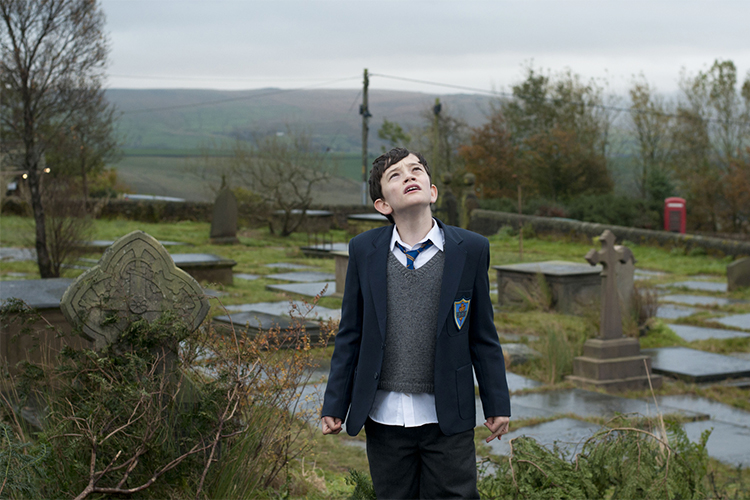 Conor (Lewis MacDougall), em cena do filme 'Sete Minutos Depois da Meia Noite' Conor (Lewis MacDougall), em cena do filme 'Sete Minutos Depois da Meia Noite'