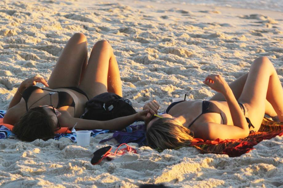 Fernanda Gentil e a namorada Priscila Montandon são vistas em praia na Barra da Tijuca, no Rio de Janeiro (RJ) - 15/01/2017