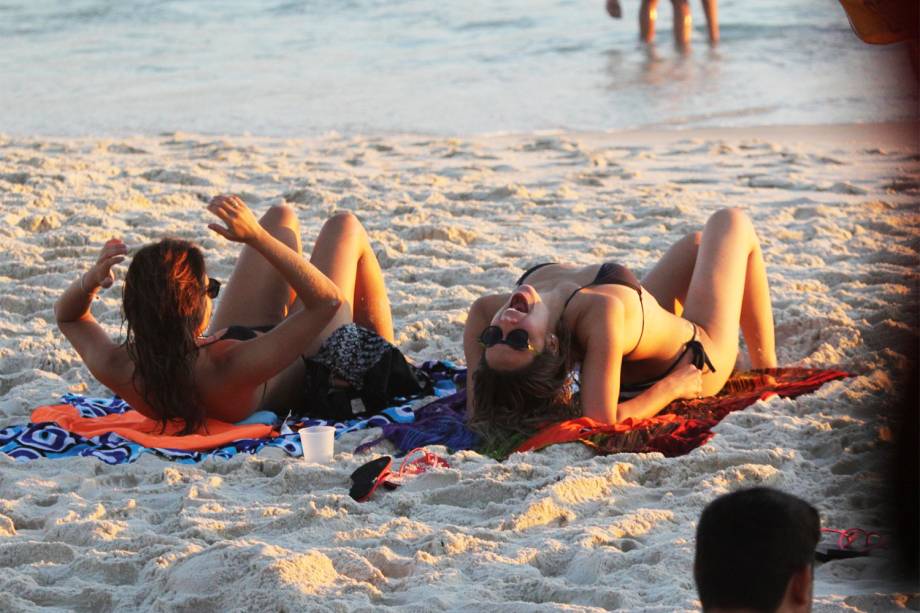 Fernanda Gentil e a namorada Priscila Montandon são vistas em praia na Barra da Tijuca, no Rio de Janeiro (RJ) - 15/01/2017