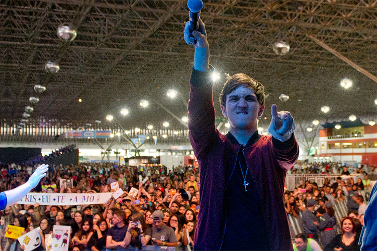 Cena do filme 'Eu Fico Loko', que conta a trajetória do youtuber Christian Figueiredo. Na imagem, Christian na Bienal Internacional do Livro em 2016