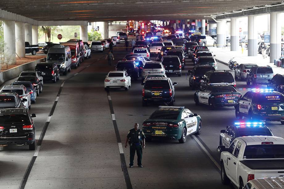 Policiais chegam em aeroporto internacional de Fort Lauderdale, e organizam trânsito após tiroteio que deixou pelo menos 5 mortos, na Flórida, Estados Unidos - 06/01/2017