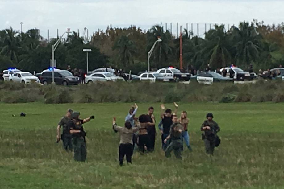 Policiais evacuam terminal do aeroporto internacional de Fort Lauderdale após atirador abrir fogo e matar cinco, na Flórida - 06/01/2017