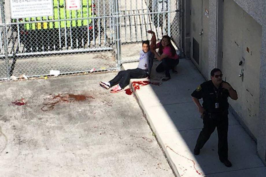 Mulher ajuda homem que foi baleado no saguão de bagagem do aeroporto internacional de Fort Lauderdale, na Flórida - 06/01/2017