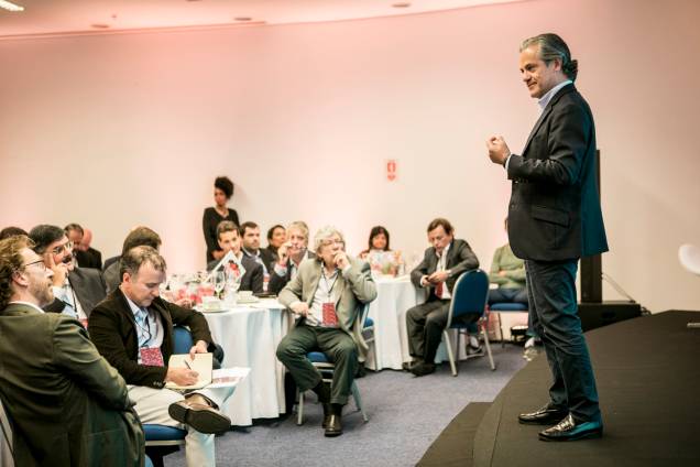 <b>O líder global de marketing da Coca-Cola, Marcos de Quinto, em sua palestra</b> <b>O líder global de marketing da Coca-Cola, Marcos de Quinto, em sua palestra</b>