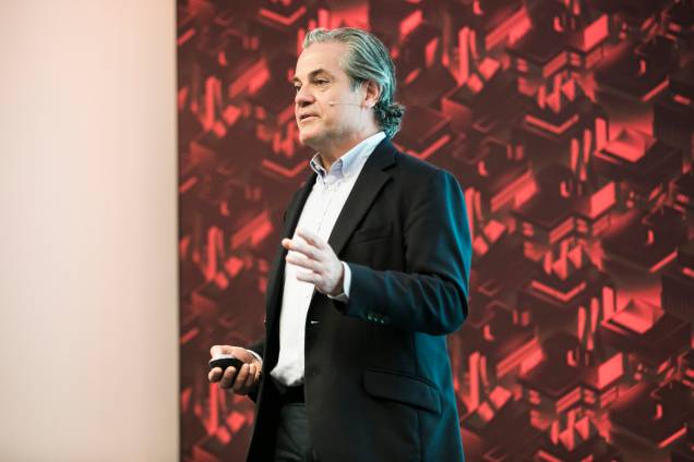<b>O líder global de marketing da Coca-Cola, Marcos de Quinto, em sua palestra</b> <b>O líder global de marketing da Coca-Cola, Marcos de Quinto, em sua palestra</b>
