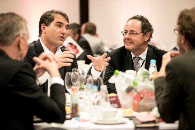 <b>Em uma das mesas de debate, Henrique Braun conversou com o economista Eduardo Giannetti, que também palestrou no Fórum, e outros convidados </b> <b>Em uma das mesas de debate, Henrique Braun conversou com o economista Eduardo Giannetti, que também palestrou no Fórum, e outros convidados </b>