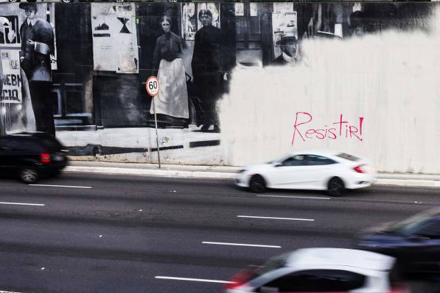 Grafite do Kobra volta a ser alvo dos pichadores na Avenida 23 de Maio, pichadores voltam a pichar muro da avenida 23 de Maio, com a frase RESISTIR - 27/01/2017 Grafite do Kobra volta a ser alvo dos pichadores na Avenida 23 de Maio, pichadores voltam a pichar muro da avenida 23 de Maio, com a frase RESISTIR - 27/01/2017