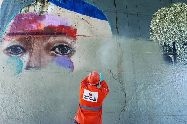 Homens da prefeitura apagam somente a metade dos grafites na avenida 23 de Maio, no centro de São Paulo - 24/01/2017 Homens da prefeitura apagam somente a metade dos grafites na avenida 23 de Maio, no centro de São Paulo - 24/01/2017
